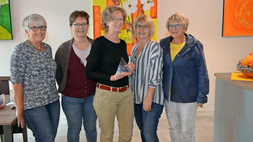 Symbol Glaspyramide: Margreet Vuichard präsentiert die Fokuspreis-Skulptur, die sie Ursula Freitag (von links), Ruth Kistler, Dolores Stüssi und Elsbeth Ronner überreicht.