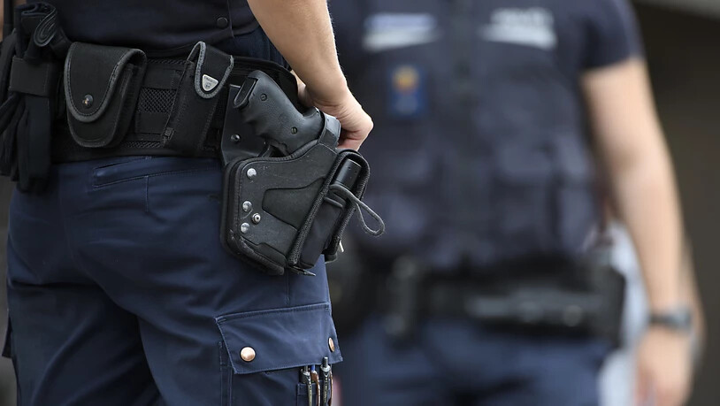 Während einer Schiessausbildung der St. Galler Kantonspolizei hat sich ein Polizist durch einen Schuss, der sich versehentlich löste, selber am Oberschenkel verletzt (Archivbild).