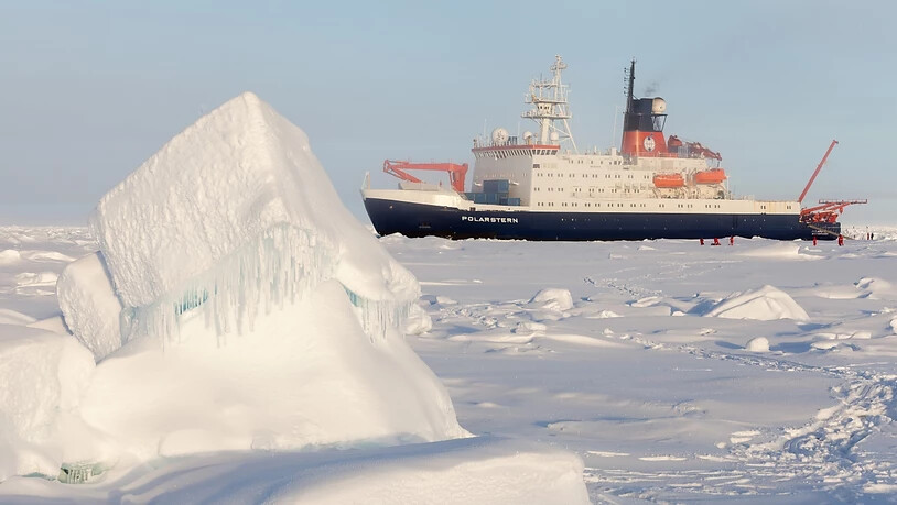 Das deutsche Forschungsschiff "Polarstern" in der zentralen Arktis, Aufnahme von der Sommer-Expedition 2015.