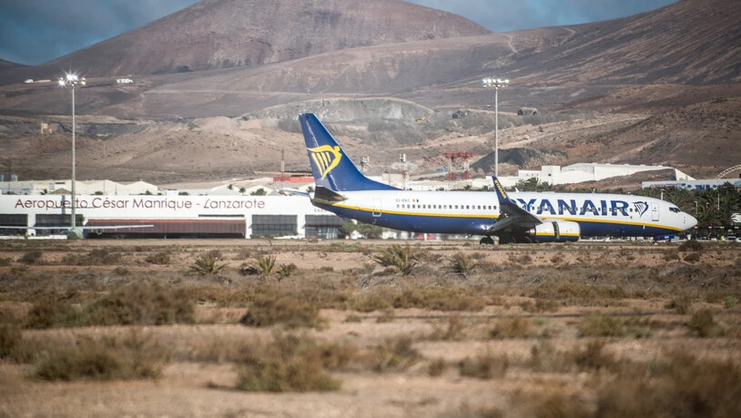 Ein Flugzeug der irischen Billigairline Ryanair am Flughafen auf der spanischen Insel Lanzarote. (Archivbild)