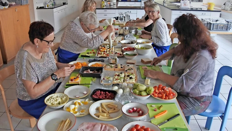 Emsiges Treiben: Am Netstaler «Chrüüzmärt» kümmern sich Mitglieder des Frauenvereins um das kulinarische Angebot.