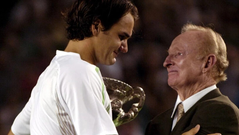 Erste Begegnung am Australian Open 2006: Roger Federer erhält aus den Händen von Rod Laver seinen Pokal