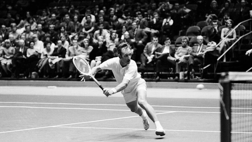 Einer der elegantesten Spieler der Tennisgeschichte: Rod Laver bei einem Rückhand-Volley