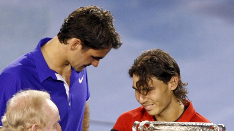 Eine von Roger Federers bittersten Momenten: Nach dem verlorenen Fünfsatz-Final übergibt Rod Laver den Pokal des Australian Open an Rafael Nadal - und muss den Schweizer nachher trösten