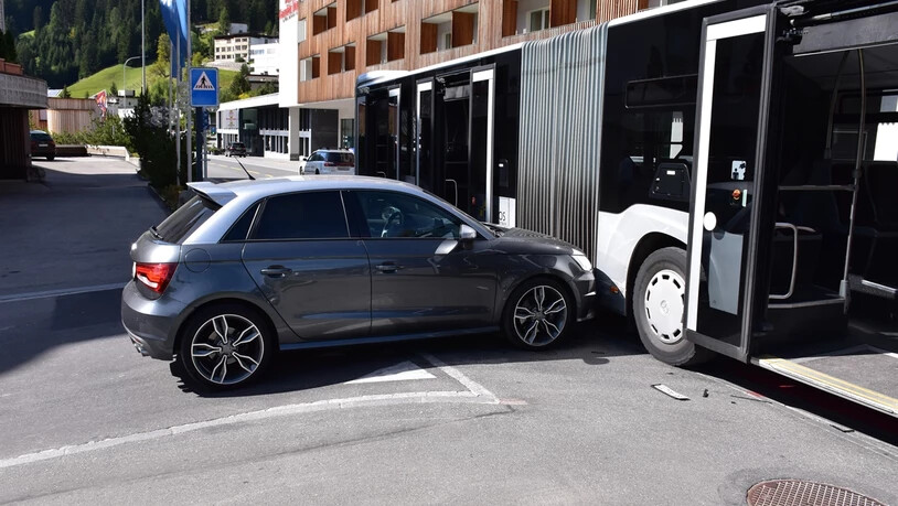 In Davos Platz kam es am Fretag zu einer Kollision zwischen einem Bus und einem Auto. 