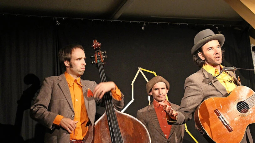 Mit viel Gestik: Frisch und unbekümmert spielen und singen sich Mänu, Mättu und Simu querbeet durch Mani Matters Nachlass.