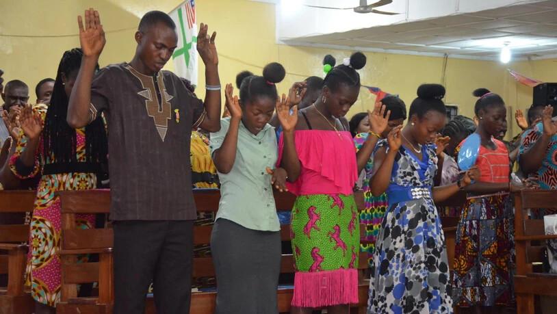 Für die Kirche am Sonntag putzen sich die Liberianer schön heraus – Glaube und Beten sind zwei wichtige Bestandteile ihres Lebens.