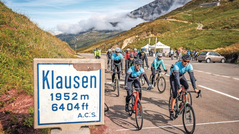 Hoffen auf schönes Wetter: Die Radbegeisterten nehmen am Samstag den Klausen zum sechsten Mal in Beschlag. Das ist nicht ohne, auch wenn die Passhöhe heute «nur» noch  1948 Meter über Meer liegt und nicht wie auf der veralteten Tafel aufgeführt 1952 Meter
