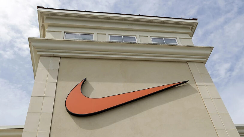 Der US-Sportartikelriese Nike hat Gewinn und Umsatz im jüngsten Geschäftsquartal überraschend kräftig gesteigert. (Archivbild)