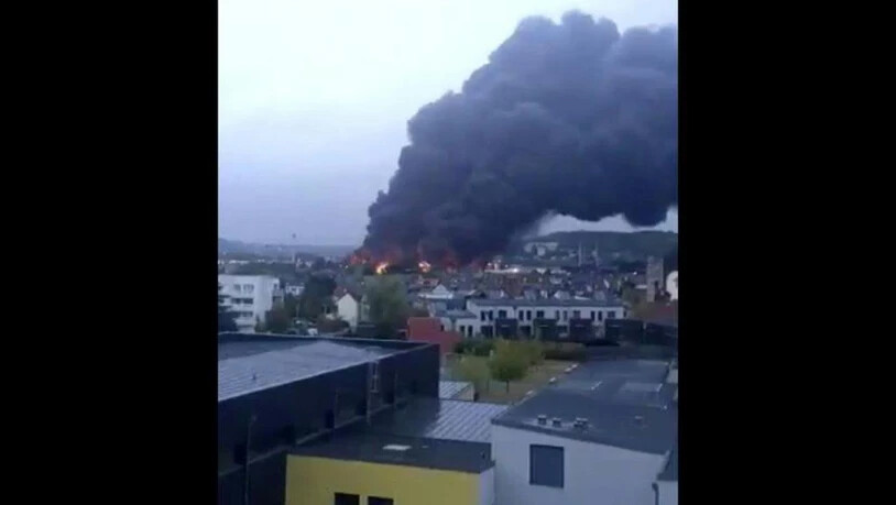 Wegen eines Grossbrands in der Chemiefabrik des Unternehmens Lubrizol steht eine schwarze Rauchwolke über der nordfranzösischen Stadt Rouen.
