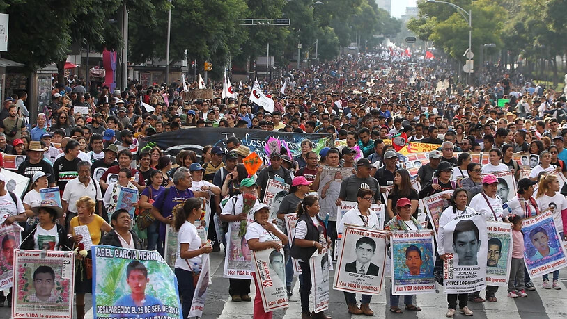 In Mexiko haben Demonstranten am Donnerstag (Ortszeit) erneut die Aufklärung der Umstände von 43 verschwundenen Studenten vor fünf Jahren gefordert.
