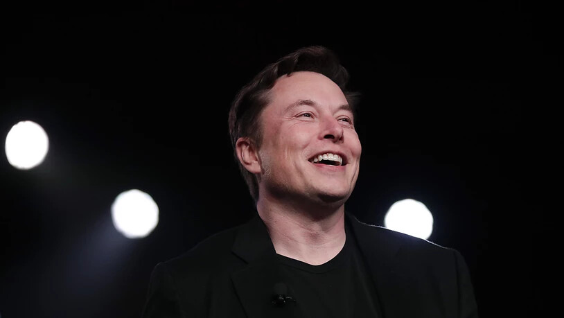 Tesla-Chef Elon Musk zeigt sich optimistisch für den Autohersteller und lässt damit die Tesla-Titel an der Börse steigen. (Archivbild)