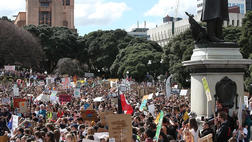 In Wellington, der Hauptstadt Neuseelands, sind am Freitag zahlreiche Menschen für mehr Klimaschutz auf die Strasse gegangen.