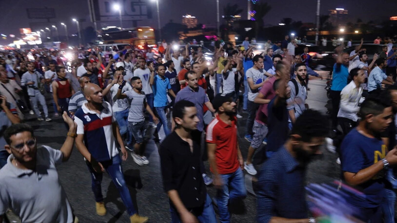 Zur falschen Zeit am falschen Ort:  Laut der Menschenrechtsorganisation Human Rights Watch (HRW) waren bei den Protesten gegen Präsident al-Sisi vergangene Woche fast 2000 Menschen festgenommen worden. (Bild: Kairo, 21. September)
