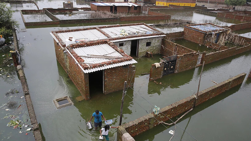 Ein überschwemmtes Dorf im indischen Bundesstaat Uttar Pradesch.