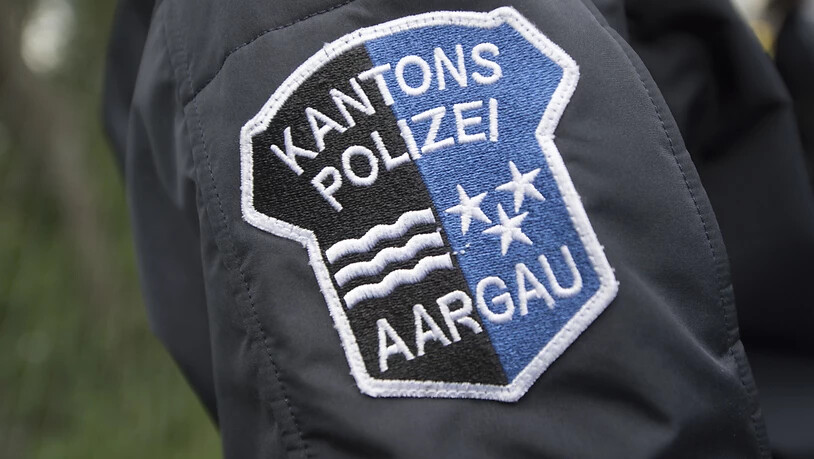 Das Logo der Kantonspolizei Aargau auf der Uniform eines Polizisten: Laut Polizei war ein 39-Jähriger betrunken in seinem neuen Tesla unterwegs, auf dem Schoss sein Kind. (Symbolbild)