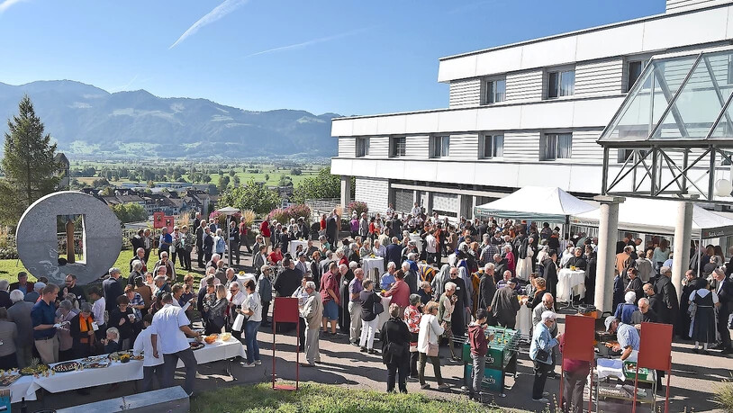Festlich: Zahlreiche Besucher finden sich am Sonntag bei der Abtei ein. 