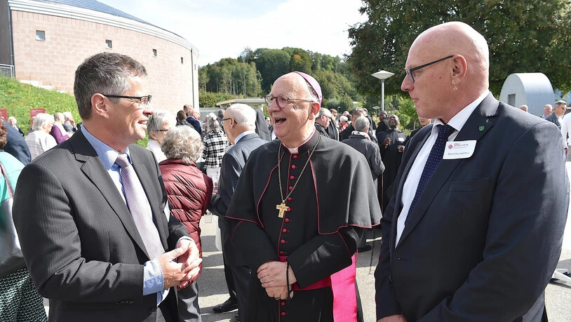 Politik und Kirche: Der Uzner Gemeindepräsident Diego Forrer (links) unterhält sich mit Bischof Marian Eleganti und Daniel Baumgartner, dem St. Galler Kantonsratspräsidenten.