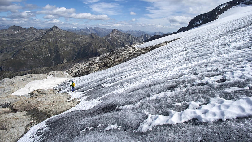 Der Trend zum Rückzug der Gletscher in der Schweiz, hier der Basodino-Gletscher im Tessin, hat auch im hydrologischen Jahr 2018/2019 angehalten. (Archivbild)