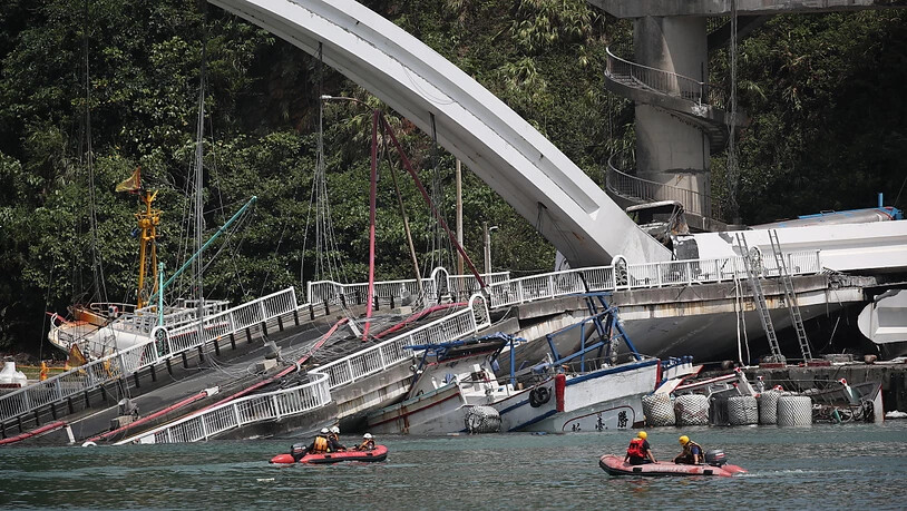 Beim Einsturz einer Brücke in Taiwan sind laut Angaben vom Mittwoch mindestens vier Personen ums Leben gekommen.