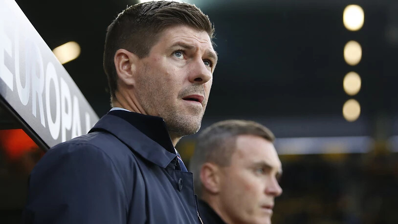 Der prominente Rangers-Coach Steven Gerrard verfolgt das Geschehen im Stade de Suisse