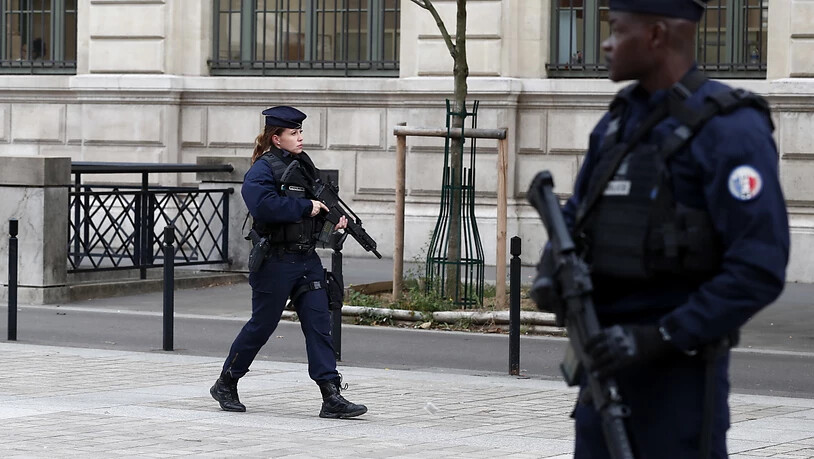 Einsatzkräfte sichern das Pariser Polizeihauptquartier auf der  Île de la Cité im Zentrum von Paris.