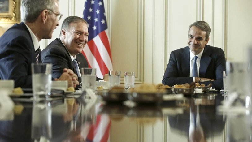 Die Beziehungen zwischen den USA und Griechenland seien noch nie so stark gewesen wie heute, sagte US-Aussenminister Pompeo (M) beim Empfang durch den griechischen Regierungschef Mitsotakis (r) in Athen. Die USA interessieren sich vor allem für eine…