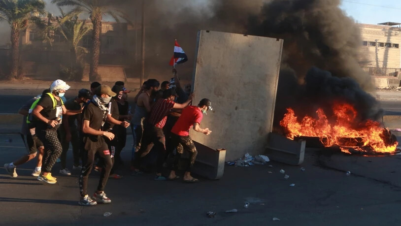 Demonstranten hatten am Freitag in Bagdad Reifen in Brand gesetzt. Sicherheitskräfte schossen in die Menge. (Bild vom 4. Oktober)