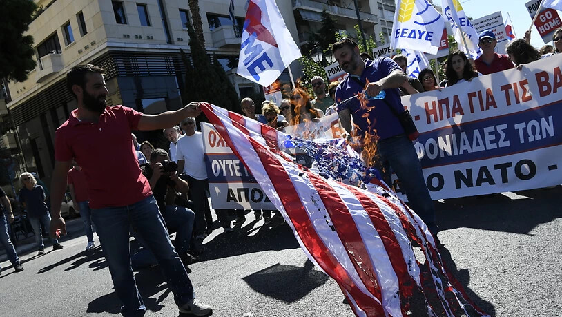Tausende Demonstranten forderten Pompeo auf, Griechenland zu verlassen. Sie sind gegen die militärische Kooperation ihres Landes mit den USA.