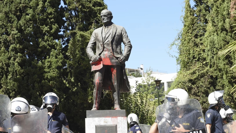 Einige Demonstranten schleuderten Farbbeutel auf eine Statue des ehemaligen US-Präsidenten Harry Truman.