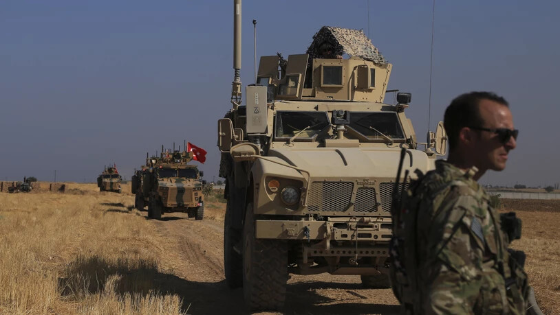 Türkische und amerikanische Soldaten führten am Freitag im syrischen Grenzort Tel Abyad gemeinsam Patrouillen durch. (Bild vom 4. Oktober)
