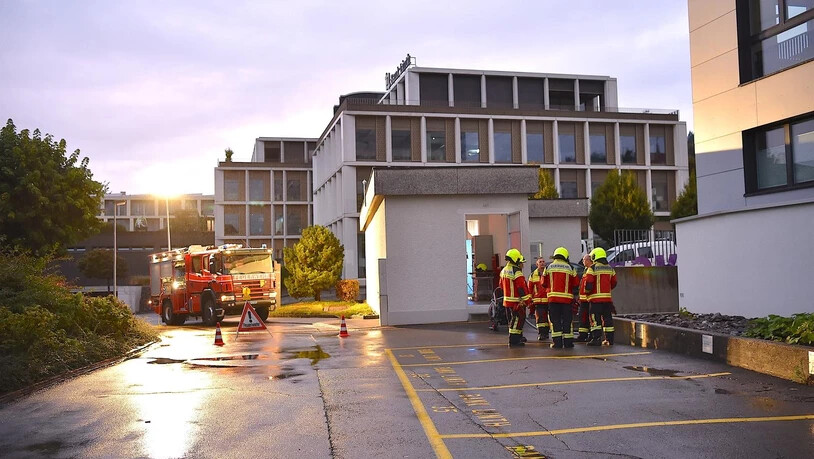 Die Feuerwehr rückt wegen Rauch und Hitze zur Trafostation «Ochsen» in Uznach aus.