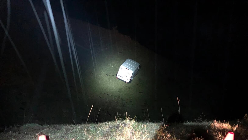 Rund 30 Meter fuhr der Lieferwagen die Böschung hinunter bevor er zum Stillstand kam.