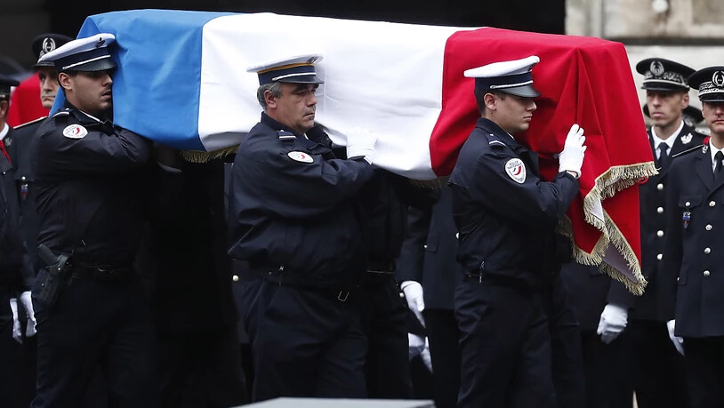 Islamisten-Hintergrund unterschätzt: Trauerfeier für die erstochenen Polizisten in Paris.
