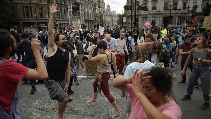 In London tanzten Aktivisten am Dienstag auf der Strasse beim Trafalgar Square, die sie gleichzeitig blockierten.