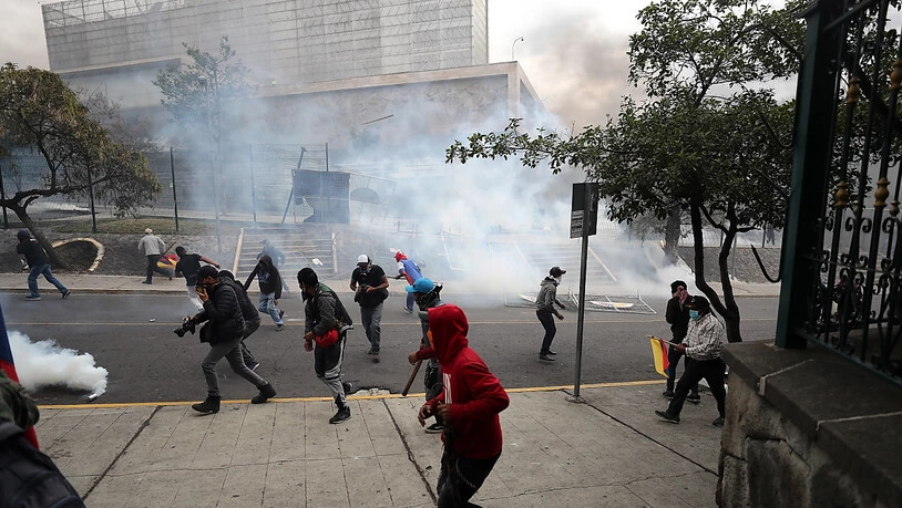 Die Sicherheitskräfte setzten am Dienstag erneut Tränengas ein, um einen Sturm auf das Parlament in Ecuador zu verhindern.