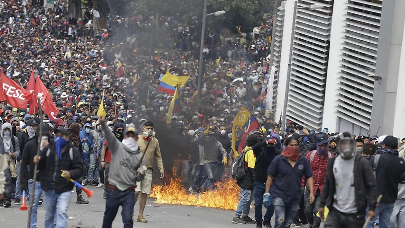 In der ecuadorianischen Hauptstadt Quito sind am Dienstag erneut zahlreiche Menschen auf die Strasse gegangen, um gegen die Politik der Regierung zu protestieren.
