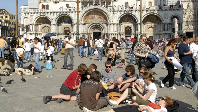 Touristen auf dem Markusplatz in Venedig. Ab Mitte nächsten Jahres müssen Tagestouristen Eintrittsgeld für einen Besuch in der Lagunenstadt bezahlen. (Archivbild)