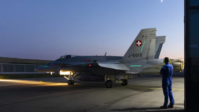 Ein F/A-18 Flugzeug rollt aus dem Hangar- nach der Entdeckung von Rissen werden sämtliche F/A-18-Flugzeuge der Schweizer Luftwaffe überprüft, und die Flugshow auf der Axalp vom Donnerstag wurde abgesagt. (Archivbild)