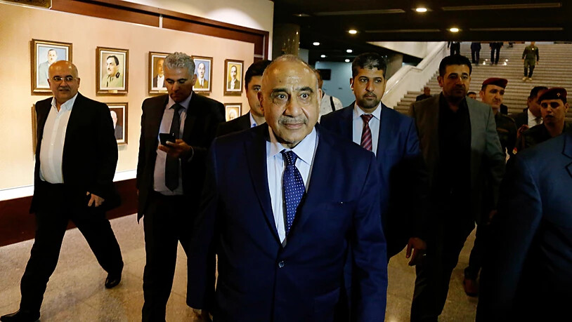 Nach den jüngsten Massenprotesten gegen seine Regierung will der 
irakische Ministerpräsident Adel Abdul Mahdi (M) eine Kabinettsumbildung. (Archivbild)