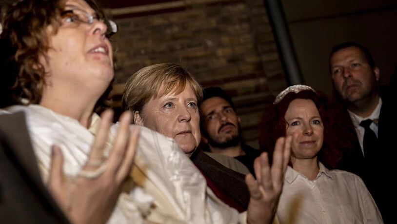Bundeskanzlerin Angela Merkel nimmt nach dem Angriff in Halle an einer Mahnwache vor der Neuen Synagoge in Berlin teil.  (Foto: Christoph Soeder/dpa via AP)