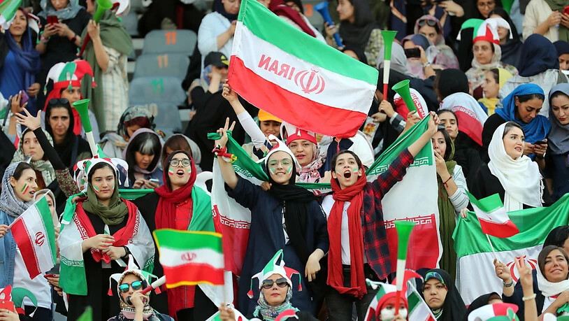 Rund 4000 Frauen durften in Teheran das WM-Qualifikationsspiel Iran - Kambodscha im Stadion mitverfolgen