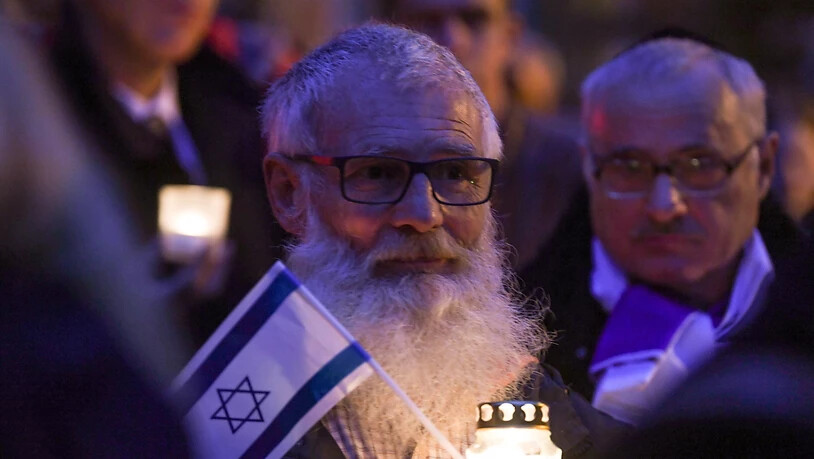 Bürger von Halle bekunden vor der Synagoge ihre Solidarität gegenüber Juden in Deutschland.