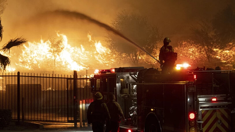 Retten, was noch zu retten ist - Feuerwehrleute in Sylmar nördlich von Los Angeles.