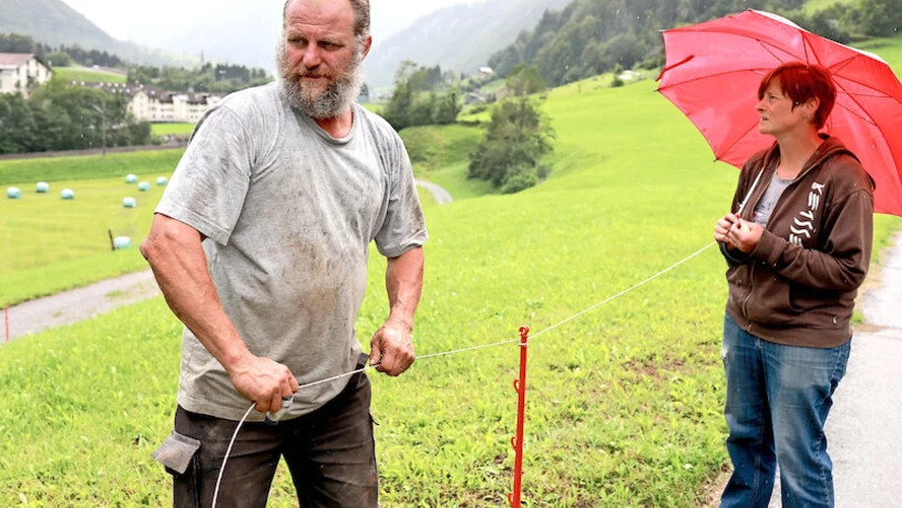 Die Zeichen der Natur deuten: Als Biobauer ist für Fridli Kundert und seine Frau Sonja das Wetter ein wichtiger Bestandteil der Arbeit.
