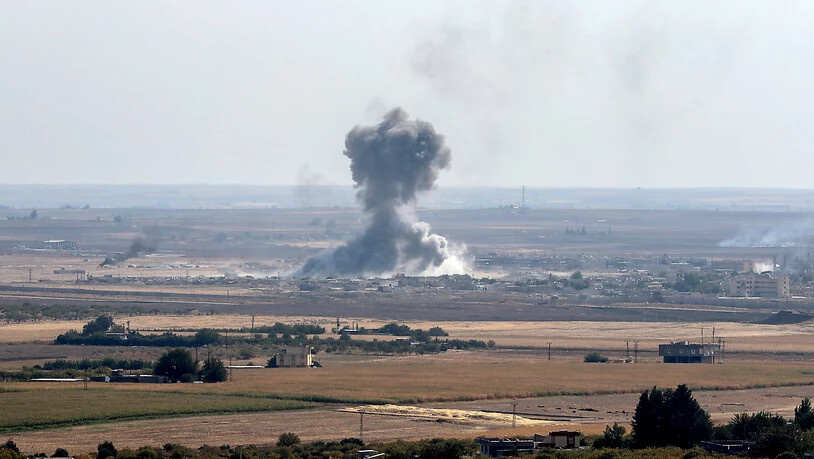 Dicke Rauchschwaden in der nordsyrischen Ortschaft Ras al-Ain nach dem Beschuss durch türkische Truppen am Samstag.