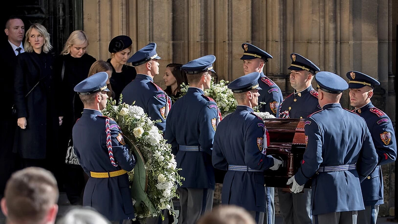 Mit einem Staatstrauertag und einem Gottesdienst im Prager Veitsdom nahm Tschechien am Samstag Abschied von Karel Gott.