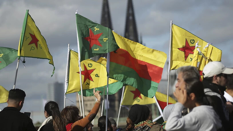 In ganz Deutschland demonstrierten Tausende Menschen gegen die türkische Offensive in den syrischen Kurdengebieten. Allein in Köln waren es 10'000.
