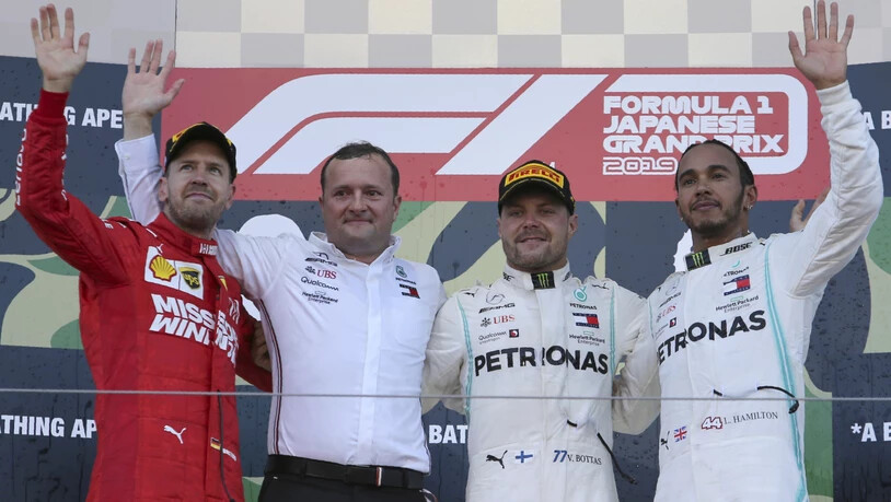 Valtteri Bottas (Zweiter von rechts) und Lewis Hamilton (rechts) konnten nicht nur die Plätze 1 und 3 im Rennen feiern, sondern auch den neuerlichen Gewinn der Team-Wertung