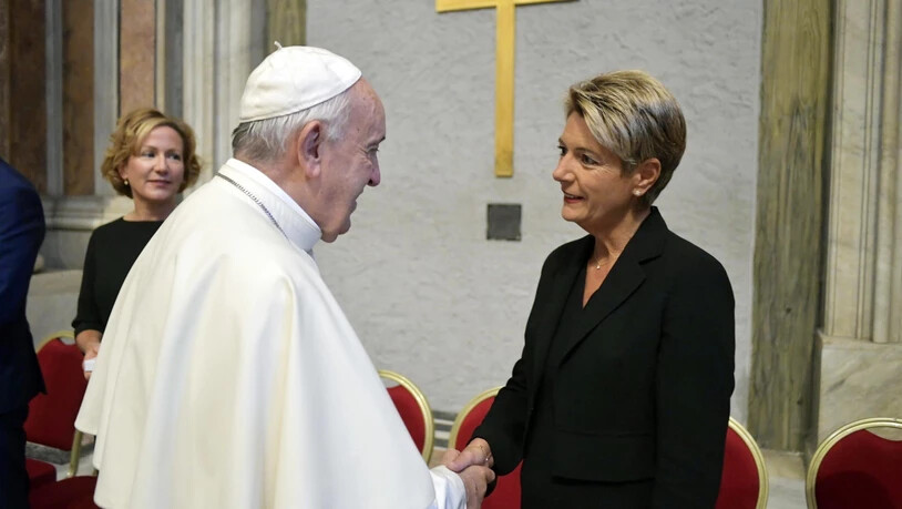 Bundesrätin Karin Keller-Sutter überbringt Papst Franziskus in Rom die besten Wünsche des Bundesrates.
